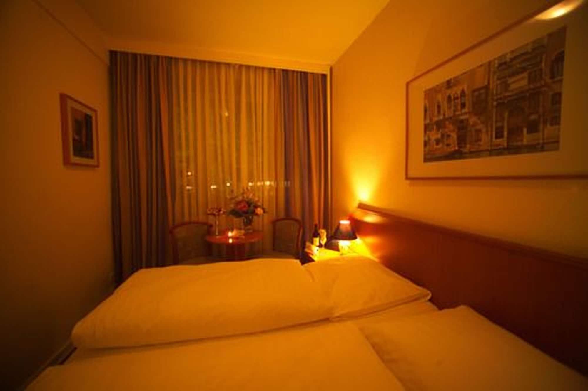 Hotel Mercedes/Centrum Amburgo Esterno foto